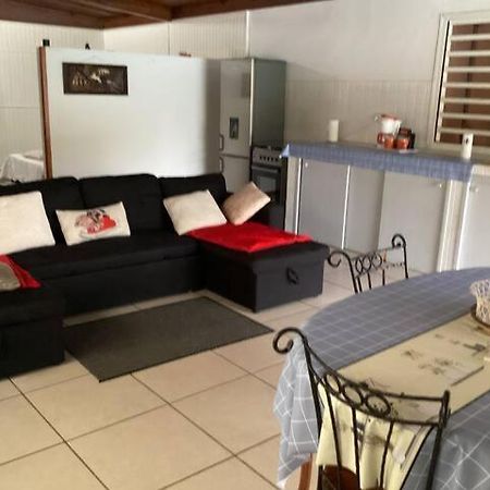 Appartement Dans Propriete Reposante Saint Benoit Bagian luar foto